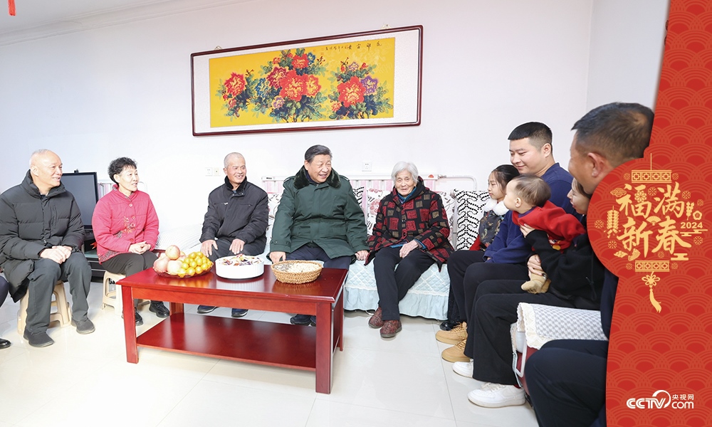 2024年2月1日，習近平總書記在天津市西青區(qū)辛口鎮(zhèn)第六埠村考察時，同村民杜洪剛一家人親切拉家常。