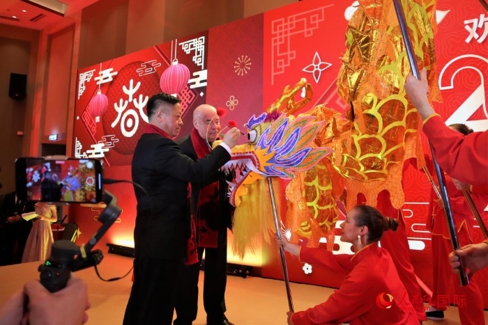 張漢暉（左）、施威特科（右）共同為彩龍點(diǎn)睛。于子恒攝