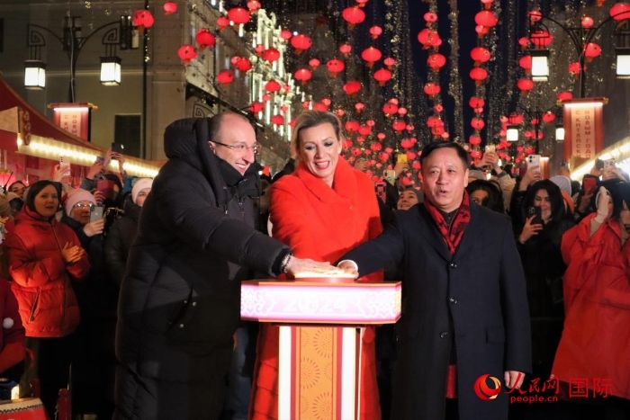 張漢暉、扎哈羅娃、科茲洛夫（從右至左）共同按下活動(dòng)啟動(dòng)按鈕。于子恒攝