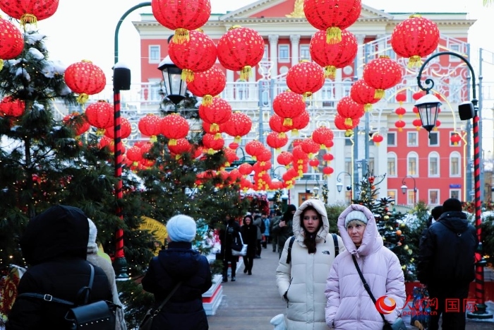俄羅斯民眾在活動(dòng)現(xiàn)場(chǎng)參觀游玩。人民網(wǎng)記者 隋鑫攝
