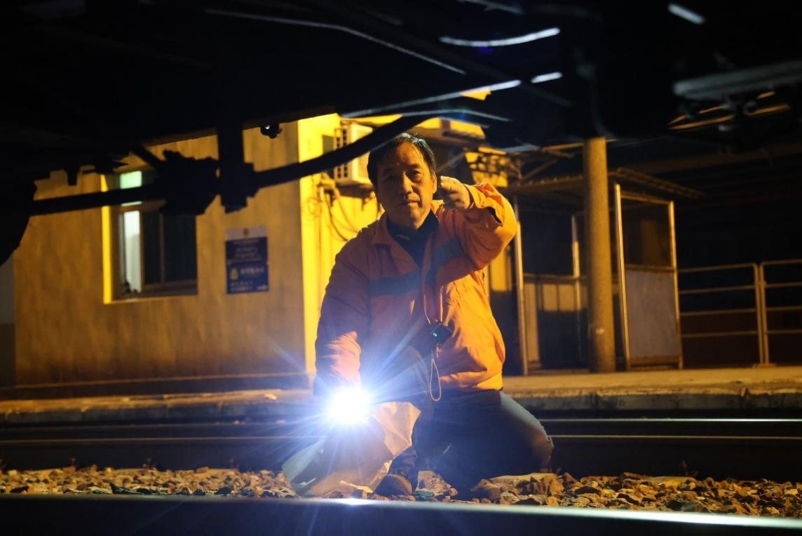 凌晨2點(diǎn)，李金饒正在檢查關(guān)門(mén)車(chē)。陸佳駿攝