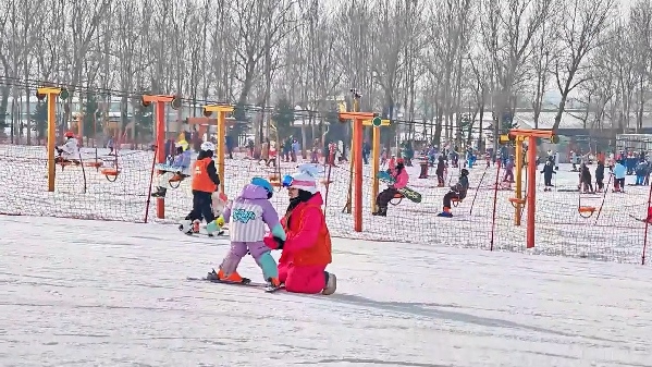 新春走基層｜滑雪場上過春節(jié)！冰城“冷資源”變成“熱經(jīng)濟”