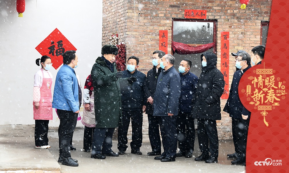 2022年1月26日，習近平總書記在山西馮南垣村受災村民師紅兵家看望。