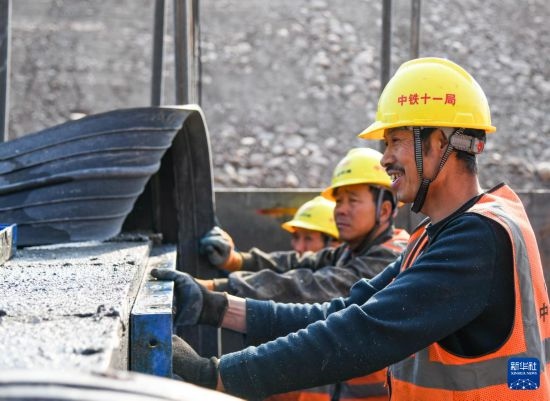 2月13日，在四川省通江縣青峪口水庫建設(shè)現(xiàn)場，中鐵十一局的工人正在進(jìn)行混凝土縱向圍堰施工。