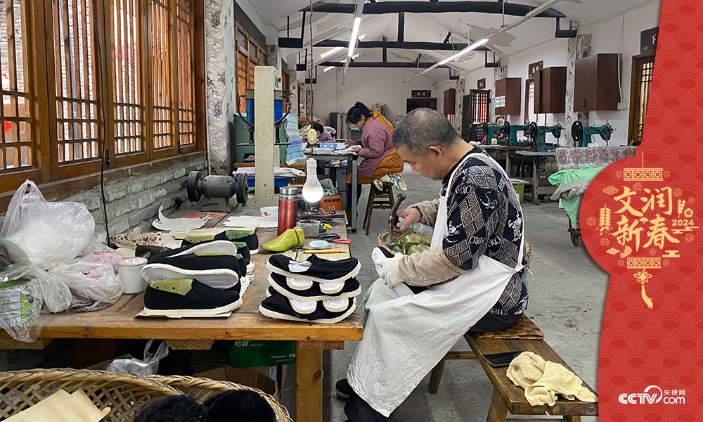 唐昌布鞋坊內(nèi)的工人正在趕制布鞋。王凡攝