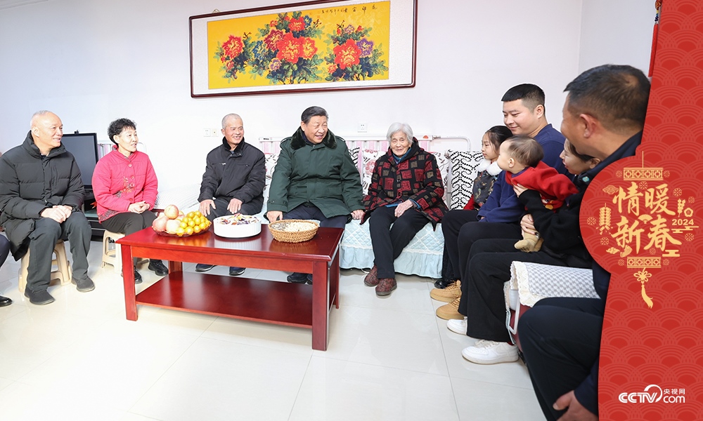 2024年2月1日，習近平總書記在天津第六埠村考察時，同村民杜洪剛一家人親切拉家常。