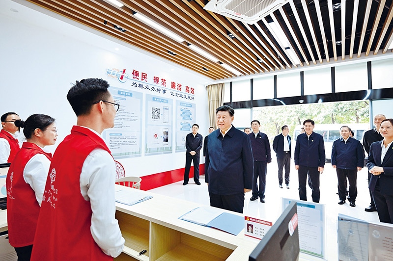 2023年12月14日至15日，中共中央總書記、國家主席、中央軍委主席習近平在廣西考察。這是14日上午，習近平在南寧市良慶區(qū)蟠龍社區(qū)黨群服務中心考察。 新華社記者 燕雁/攝
