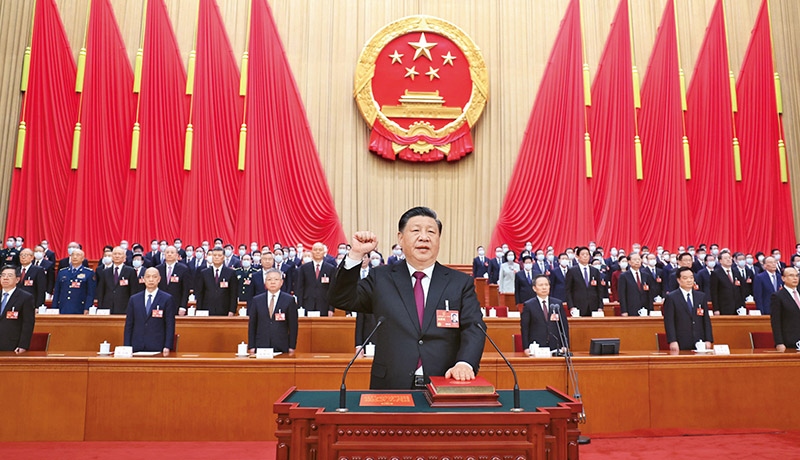 2023年3月10日，十四屆全國人大一次會議在北京人民大會堂舉行第三次全體會議。習近平全票當選中華人民共和國主席、中華人民共和國中央軍事委員會主席。這是習近平進行憲法宣誓。 新華社記者 鞠鵬/攝