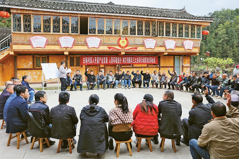 圖為2023年4月6日，貴州省黔東南苗族侗族自治州施秉縣白垛鄉(xiāng)白垛村村民在討論產(chǎn)業(yè)發(fā)展、人居環(huán)境提升、鄉(xiāng)村文明建設(shè)相關(guān)事宜。 人民圖片 磨桂賓/攝