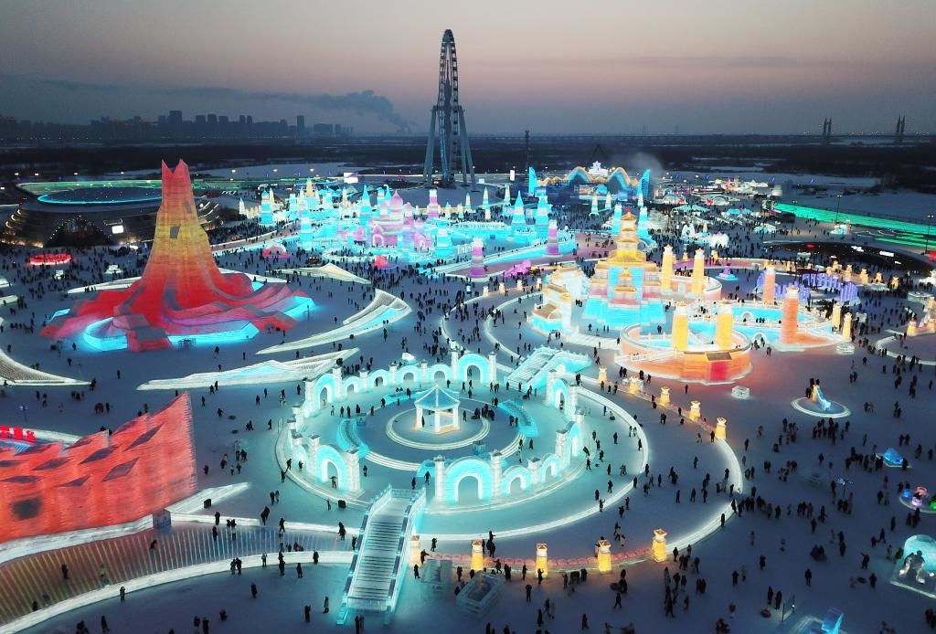 游客在哈爾濱冰雪大世界游玩（無人機照片，2024年1月5日攝）。新華社記者 王建威 攝