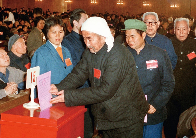 我國(guó)現(xiàn)行憲法于1982年12月4日由第五屆全國(guó)人大第五次會(huì)議通過并公布施行。根據(jù)改革開放和社會(huì)主義現(xiàn)代化建設(shè)的實(shí)踐和發(fā)展，全國(guó)人大于1988年、1993年、1999年、2004年、2018年先后5次作出必要的、也是十分重要的修正。圖為出席第五屆全國(guó)人民代表大會(huì)第五次會(huì)議的代表投票表決《中華人民共和國(guó)憲法》（資料照片）。 新華社發(fā)
