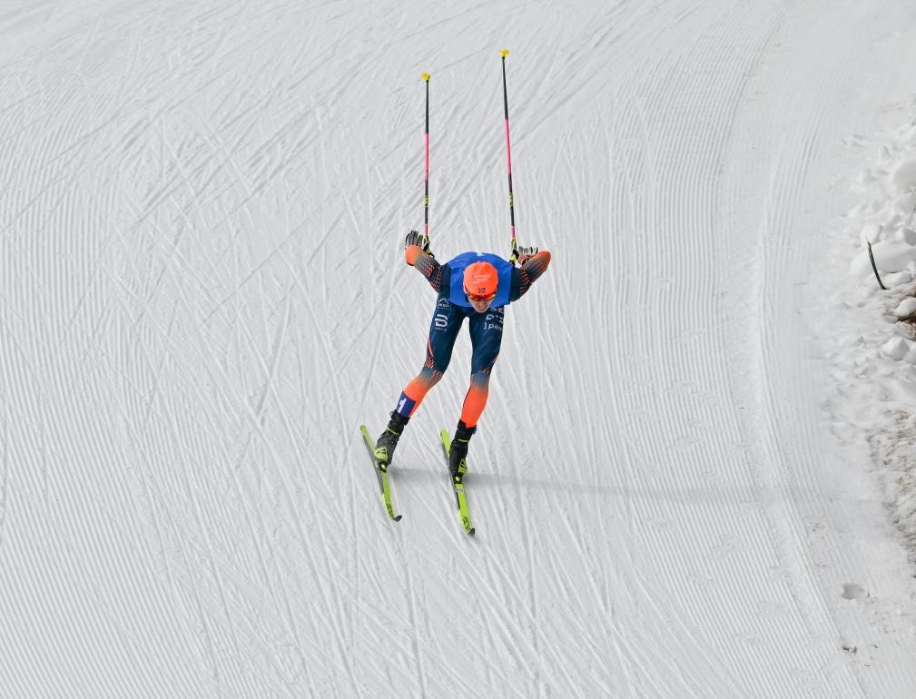 重慶隊選手王強在第十四屆全國冬季運動會越野滑雪公開組男子雙追逐比賽中奪冠（2024年2月14日攝）。新華社記者 劉磊 攝