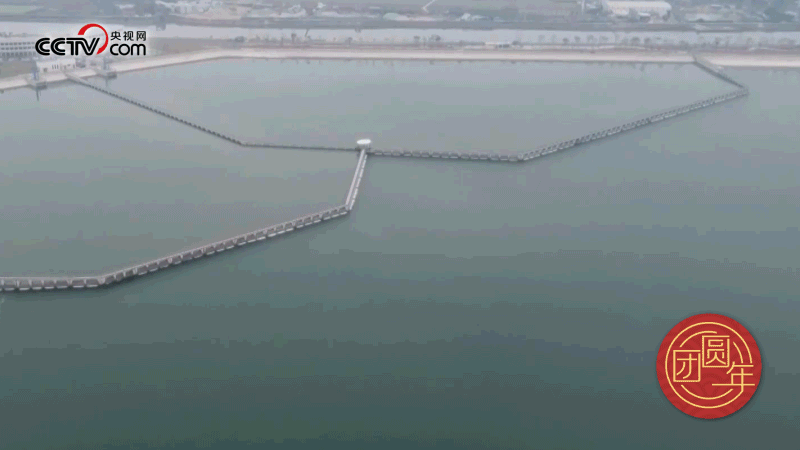 △西江潛地行，潤澤大灣區(qū)。珠江三角洲水資源配置工程西起廣東佛山順德西江干流鯉魚洲，穿越獅子洋，東至深圳公明水庫，是世界上流量最大的長距離有壓調水工程。