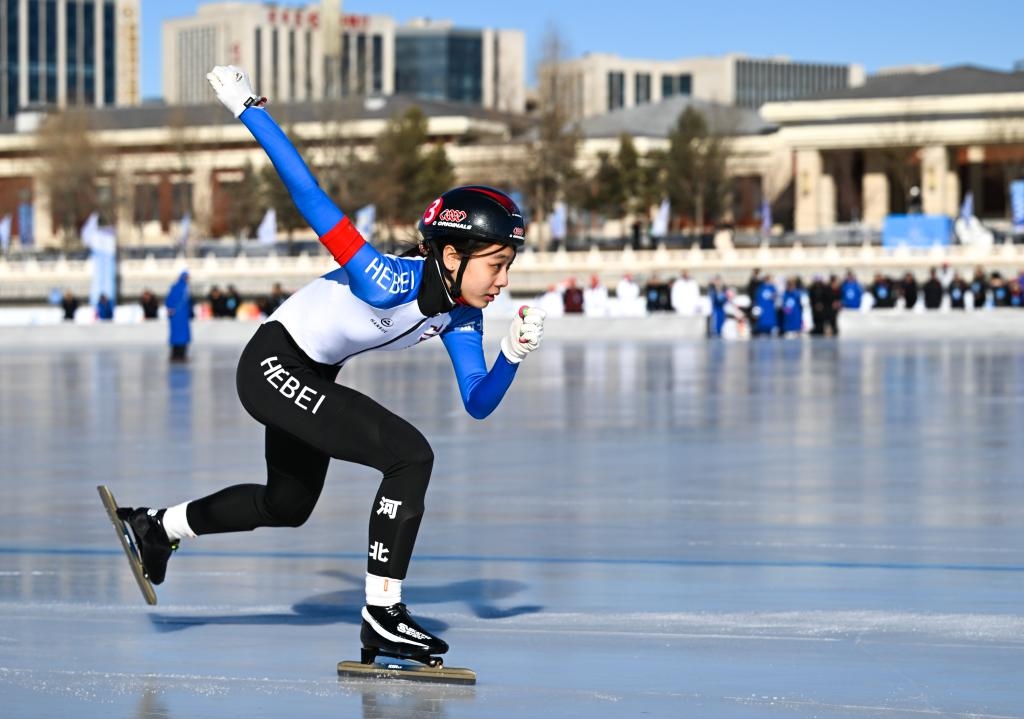 河北隊選手許一凡在第十四屆全國冬季運動會群眾速度滑冰比賽4X200米混合接力比賽中（2024年1月14日攝）。新華社記者 貝赫 攝