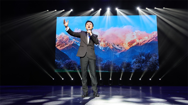 中國鐵路文工團獨唱演員、第十二屆中國音樂金鐘獎聲樂（民族）唱法金獎獲得者馬小明演唱歌曲《天路》。張凱攝