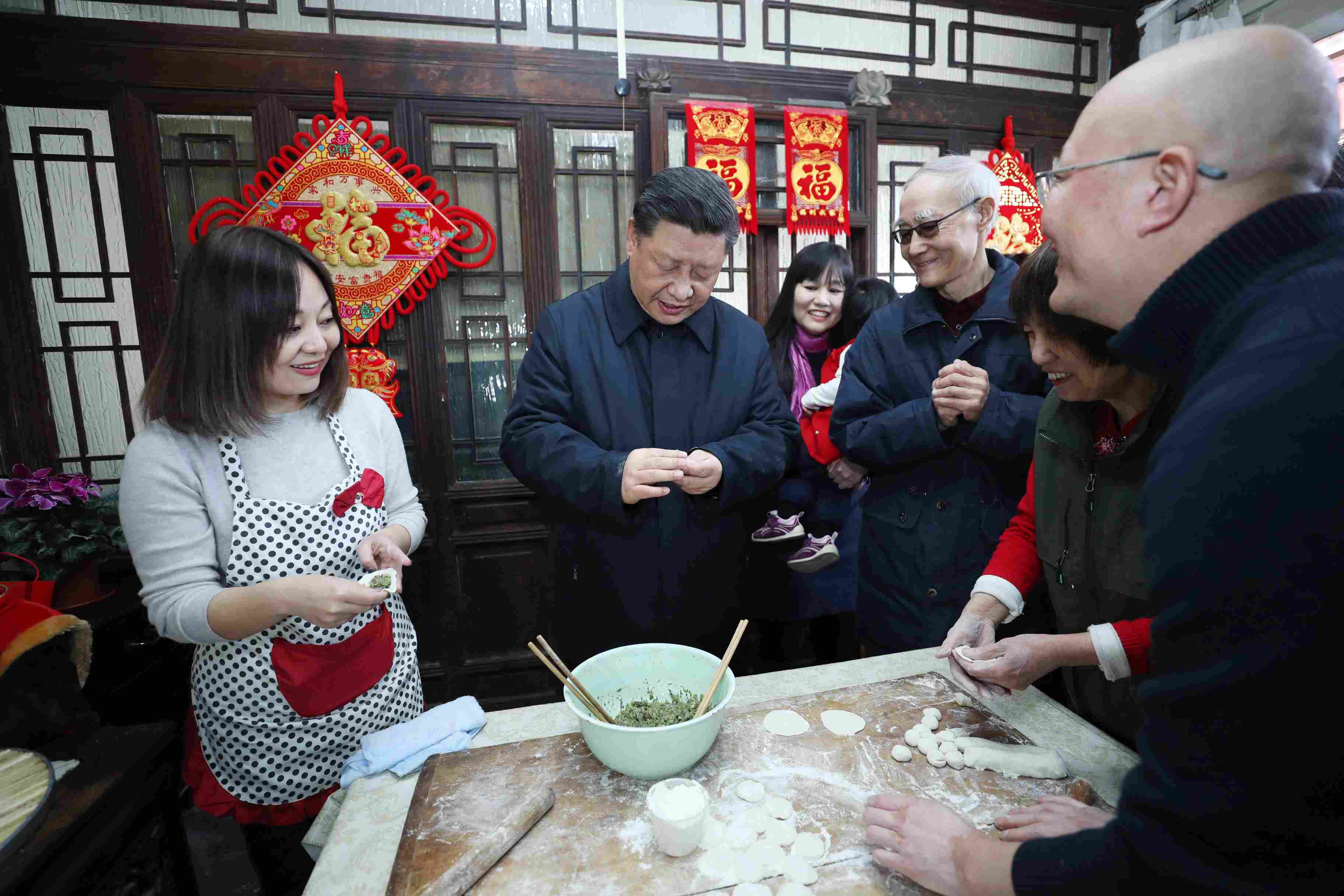 △ 2019年2月1日，習(xí)近平總書記在北京前門東區(qū)草廠四條胡同，同朱茂錦一家人包餃子、聊家常。