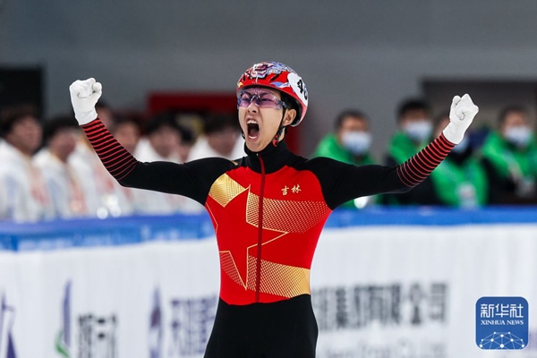 吉林隊(duì)選手孫龍沖線后慶祝勝利。新華社記者 李博 攝