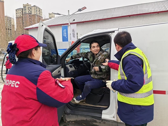 加能站員工為雪天到站充電的司機(jī)送來泡面并邀請他到站里休息。受訪者供圖