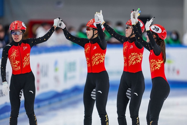 2月18日，黑龍江隊(duì)選手徐愛(ài)麗（左一）、臧一澤（左二）、范可新（右二）、王欣然在奪冠后向觀眾致意。新華社記者 黃偉 攝