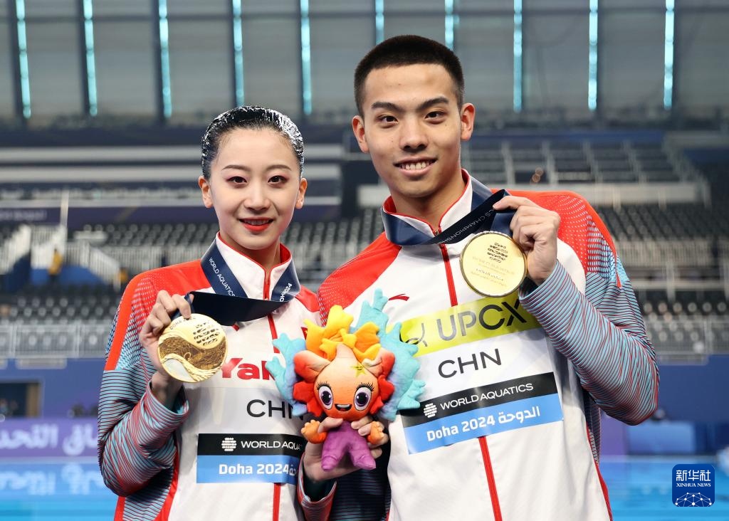 2月10日，2024年多哈游泳世錦賽花樣游泳混合雙人自由自選決賽，程文濤（左）/石浩玙在頒獎(jiǎng)儀式后合影。新華社記者 雒圓 攝