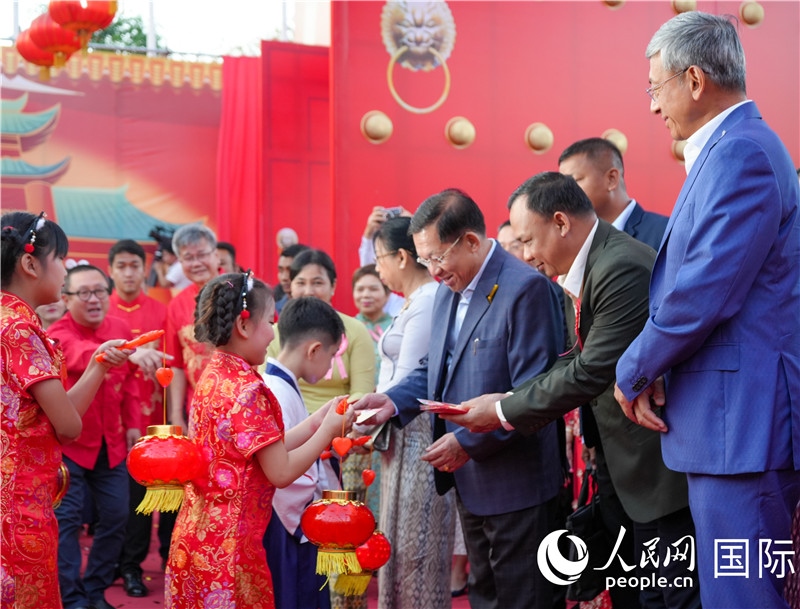 在活動現(xiàn)場，敏昂萊主席夫婦根據(jù)當(dāng)?shù)貍鹘y(tǒng)向兒童送祝福1-人民網(wǎng)記者謝佳君攝