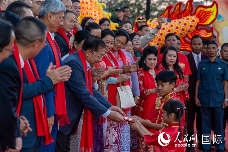 在活動現(xiàn)場，敏昂萊主席根據(jù)當(dāng)?shù)貍鹘y(tǒng)向兒童送祝福2-人民網(wǎng)記者謝佳君攝