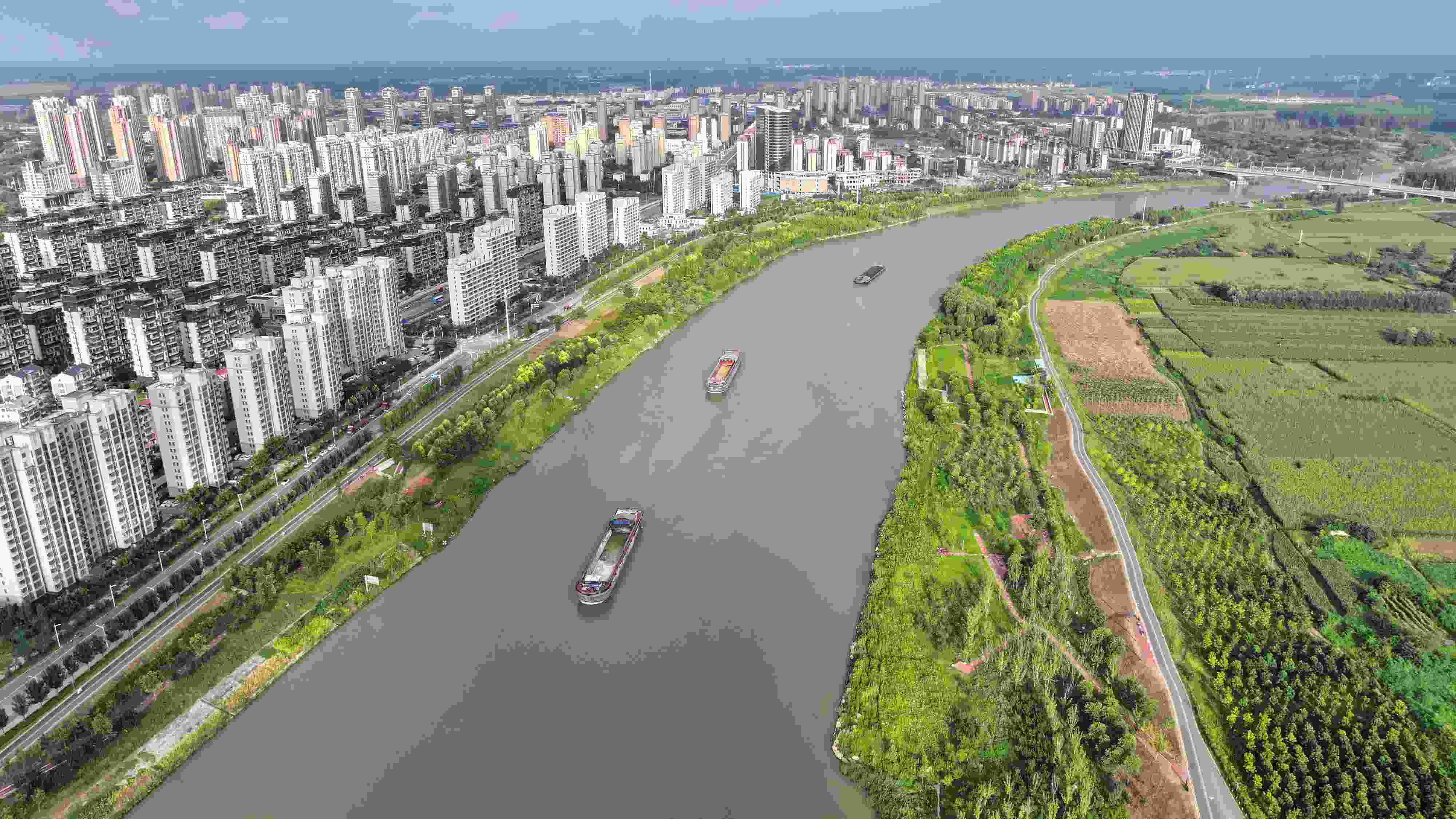 △ 2023年8月21日，安徽阜陽，初秋時節(jié)，界首城市建設與沙潁河水系、橋梁和綠植相映襯，構成一幅生態(tài)宜居的美麗畫卷。