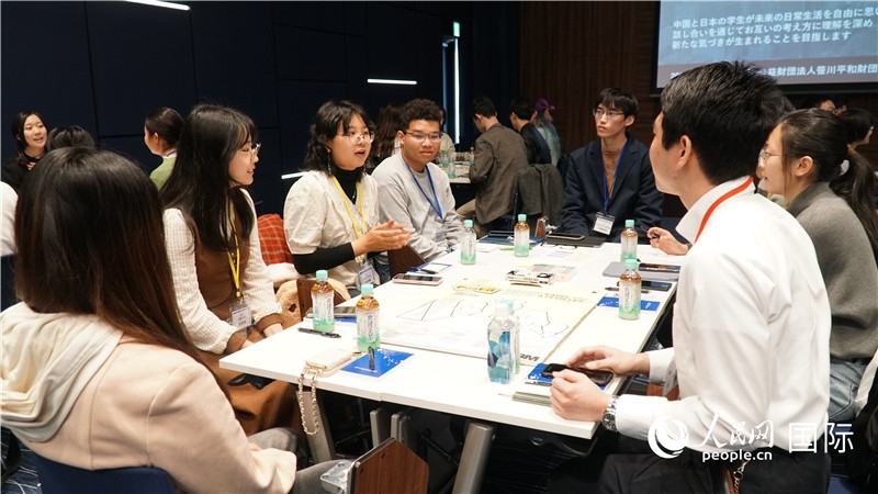 中日學生分組討論交流。人民網 蔣曉辰攝