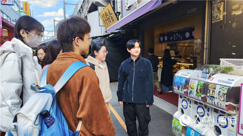 高橋健一帶領組員們進行實地考察。人民網 蔣曉辰攝