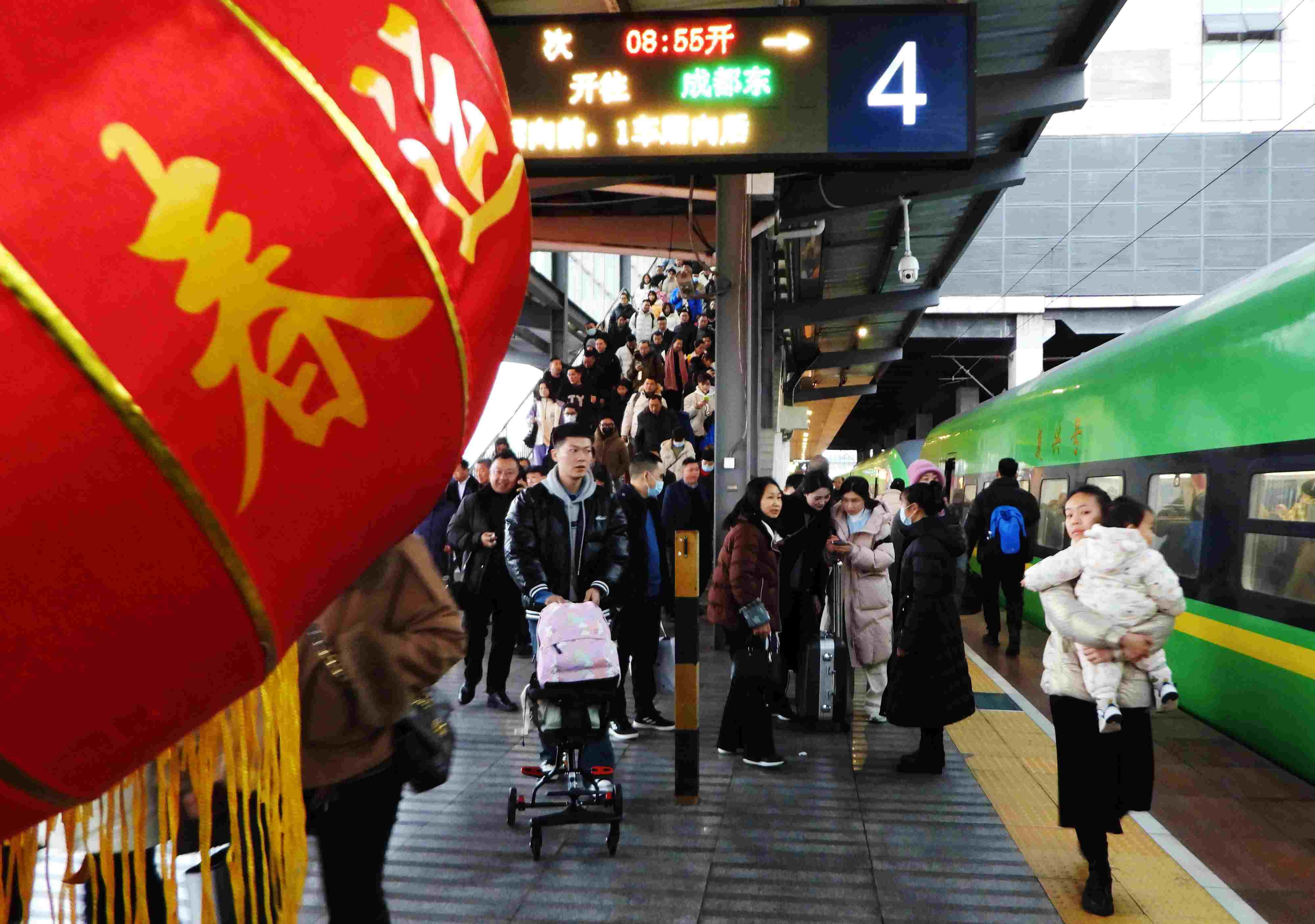 △ 2024年1月26日，四川省達州市車站，準備乘坐“復興號”動車組列車出行的旅客。