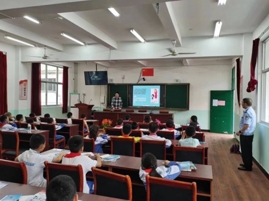 安全知識(shí)宣傳進(jìn)校園。將樂縣農(nóng)業(yè)農(nóng)村局供圖