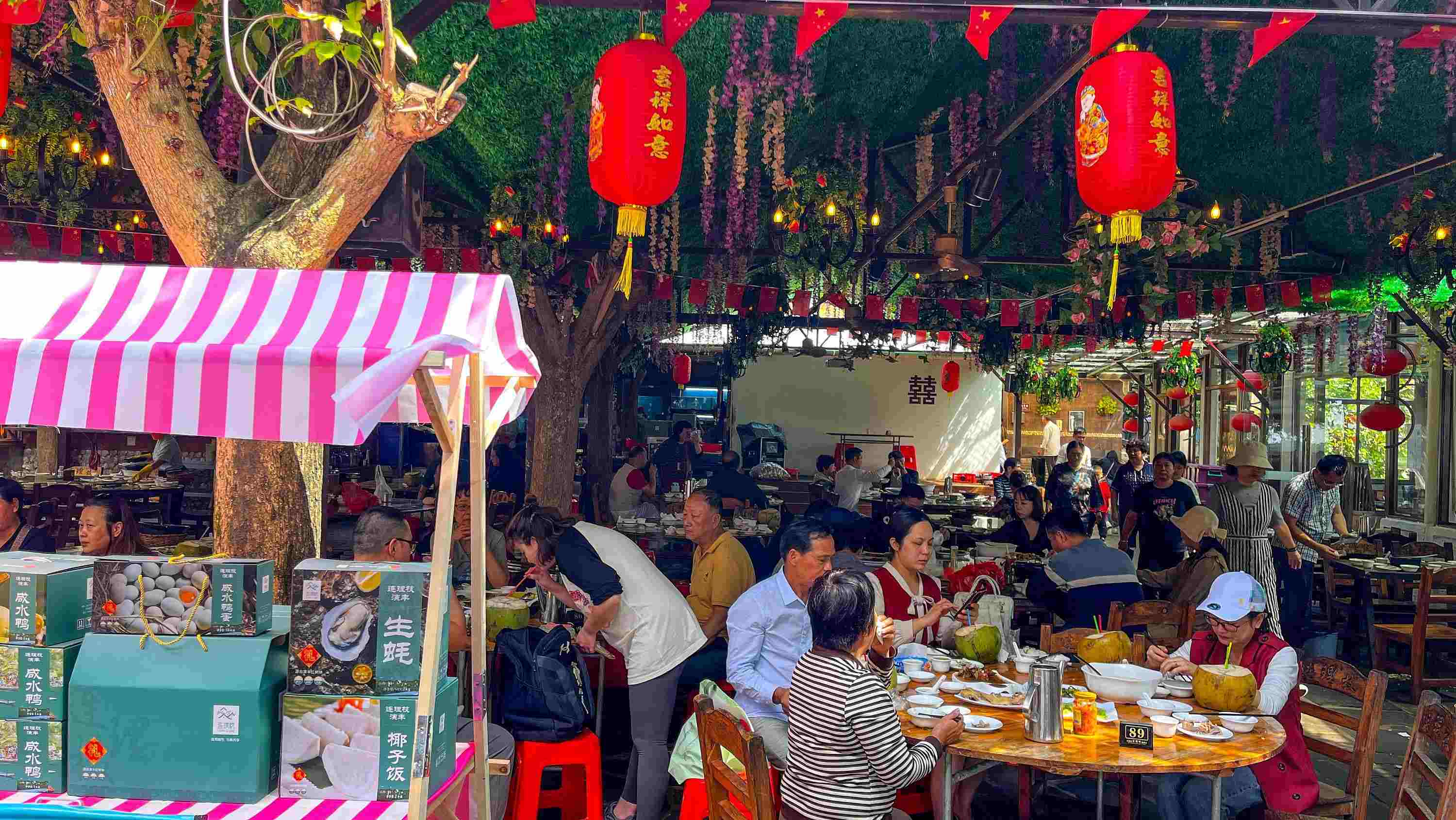 △ 2024年2月17日，春節(jié)假期最后一天，?？卩l(xiāng)村旅游持續(xù)火爆，眾多游客前往漁家樂品嘗特色海鮮和鄉(xiāng)村美食。