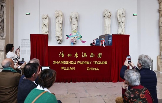 2月10日，在位于法國(guó)巴黎埃菲爾鐵塔附近的“建筑與遺產(chǎn)之城”博物館，觀眾欣賞漳州布袋木偶戲。新華社記者高靜攝