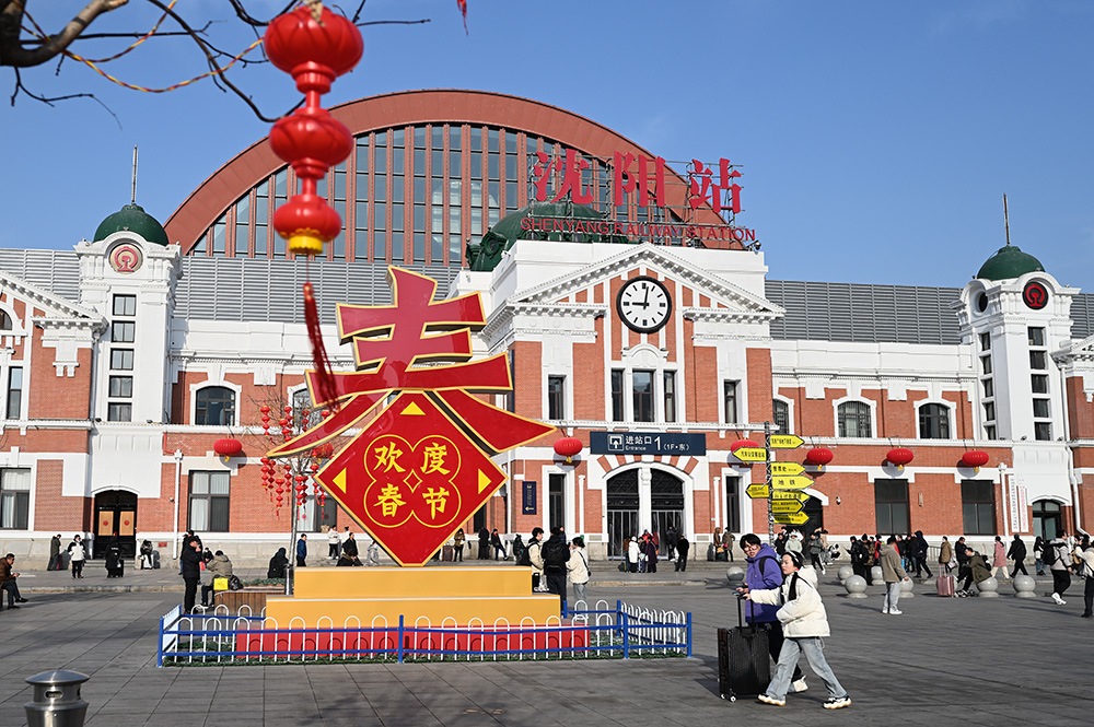 △ 2024年2月17日，沈陽站，人們拉著大大小小的行李箱，踏上了龍年新征程。