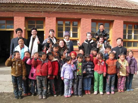 2008年，歐君廷帶領美國大學生到甘肅一所村辦小學訪問教課