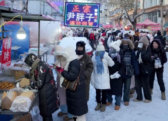 在哈爾濱紅專街早市，顧客們排起長隊購買油炸糕（1月22日攝）。新華社記者 王毓國 攝
