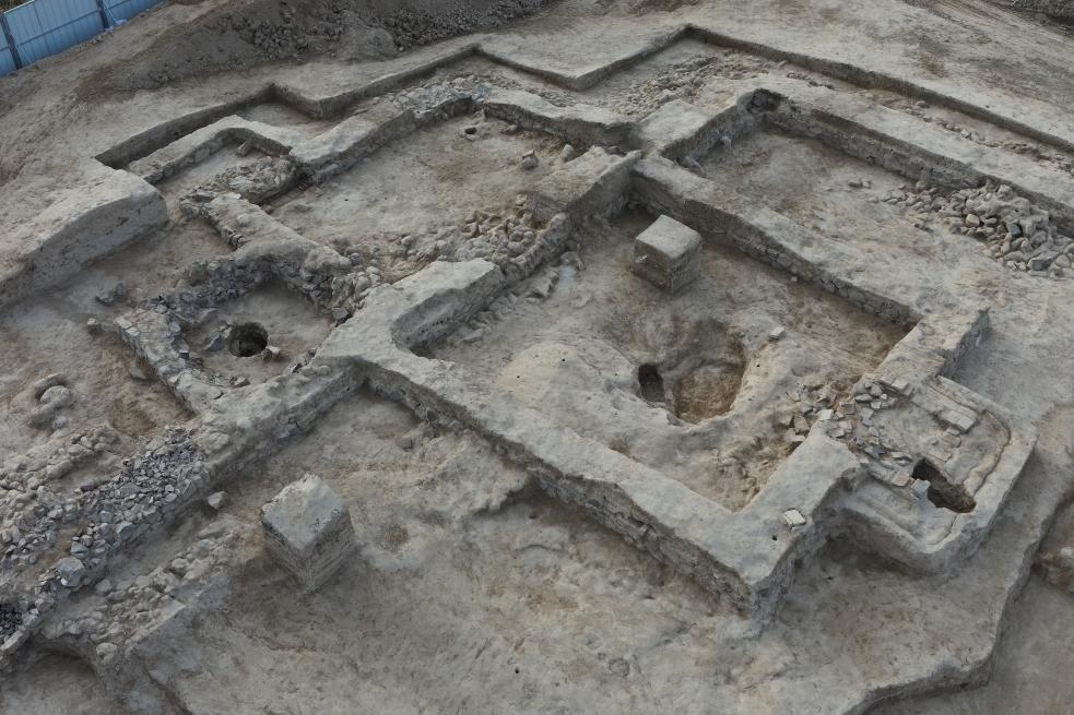 這是都蘭熱水墓群北一區(qū)M37號（“羊圈墓”）的祭祀建筑全景。