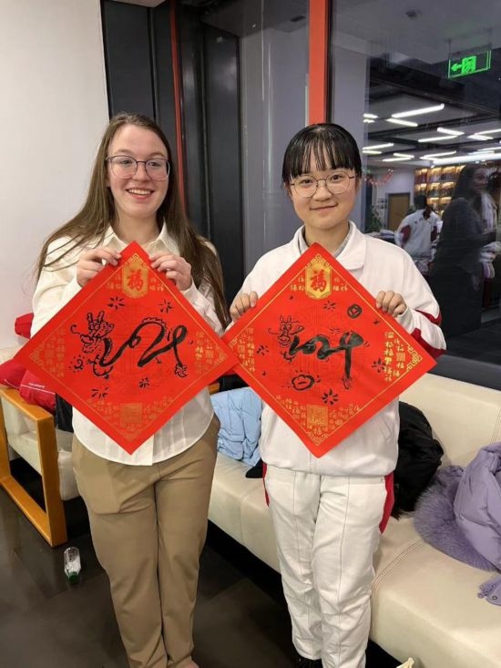 1月下旬，馬斯卡廷中學(xué)訪華代表團(tuán)學(xué)生在北京同中國(guó)青少年交流。（受訪者供圖）