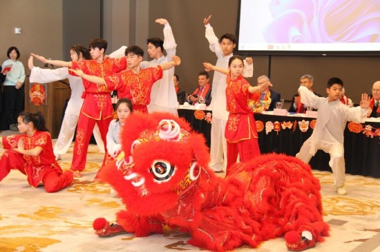 2月9日，在馬斯卡廷，中國(guó)人民大學(xué)附屬中學(xué)藝術(shù)團(tuán)學(xué)生表演中國(guó)武術(shù)。