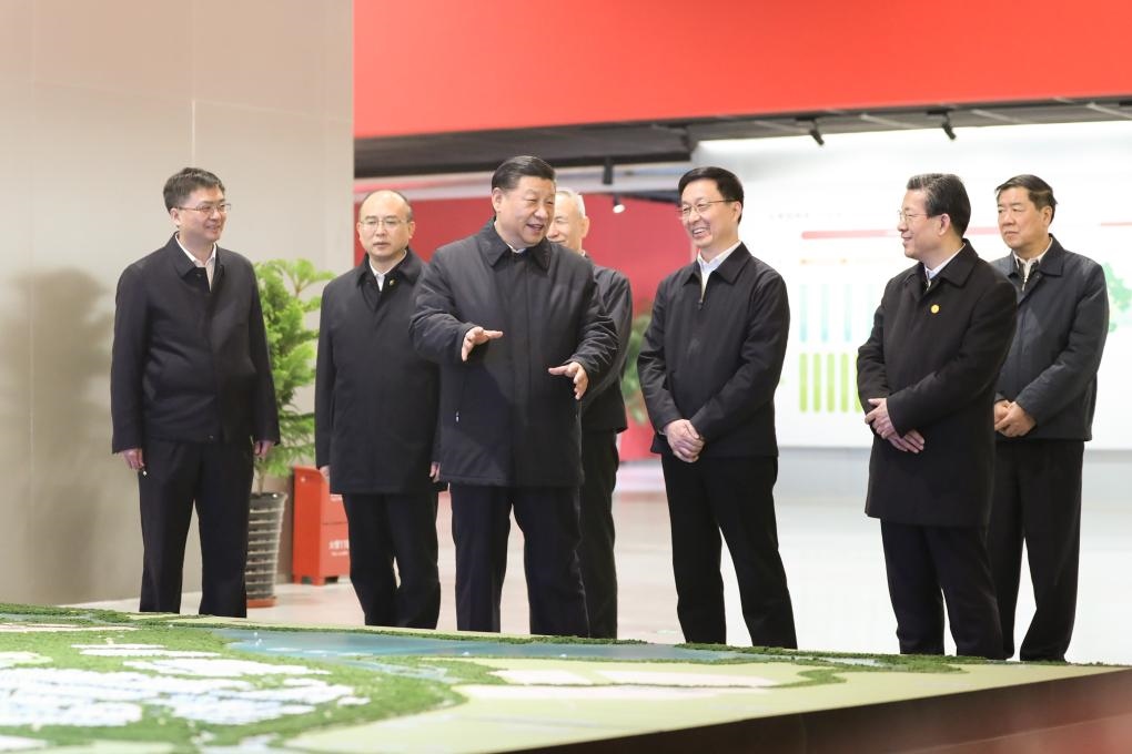2019年1月16日上午，習(xí)近平總書記在河北雄安新區(qū)規(guī)劃展示中心，仔細(xì)聽取新區(qū)總體規(guī)劃、政策體系及建設(shè)情況介紹。新華社記者 鞠鵬 攝