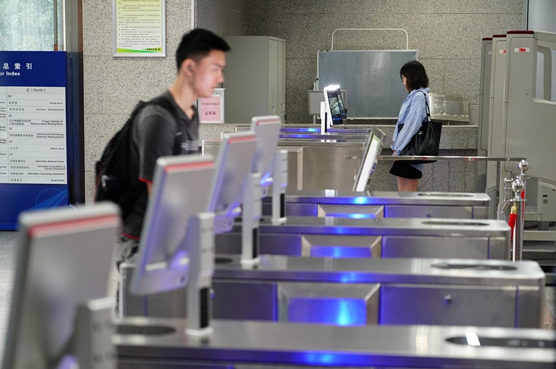 2019年9月4日，西北工業(yè)大學學生“刷臉”進出圖書館。