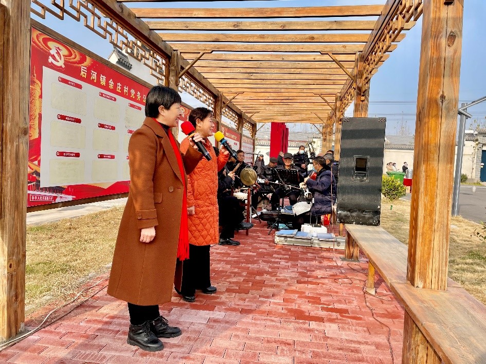 河南安陽內(nèi)黃縣余莊村村民們正排練元宵節(jié)晚會節(jié)目。受訪者供圖