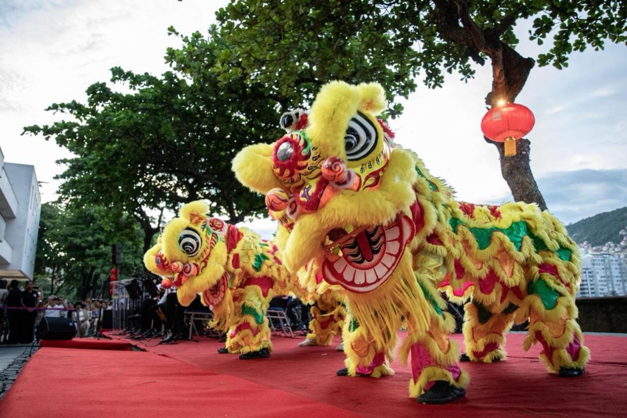 當(dāng)?shù)貢r(shí)間2月24日晚，2024年元宵節(jié)慶?；顒?dòng)在巴西里約熱內(nèi)盧市科帕卡巴納要塞舉辦。巴西山河文化促進(jìn)中心供圖