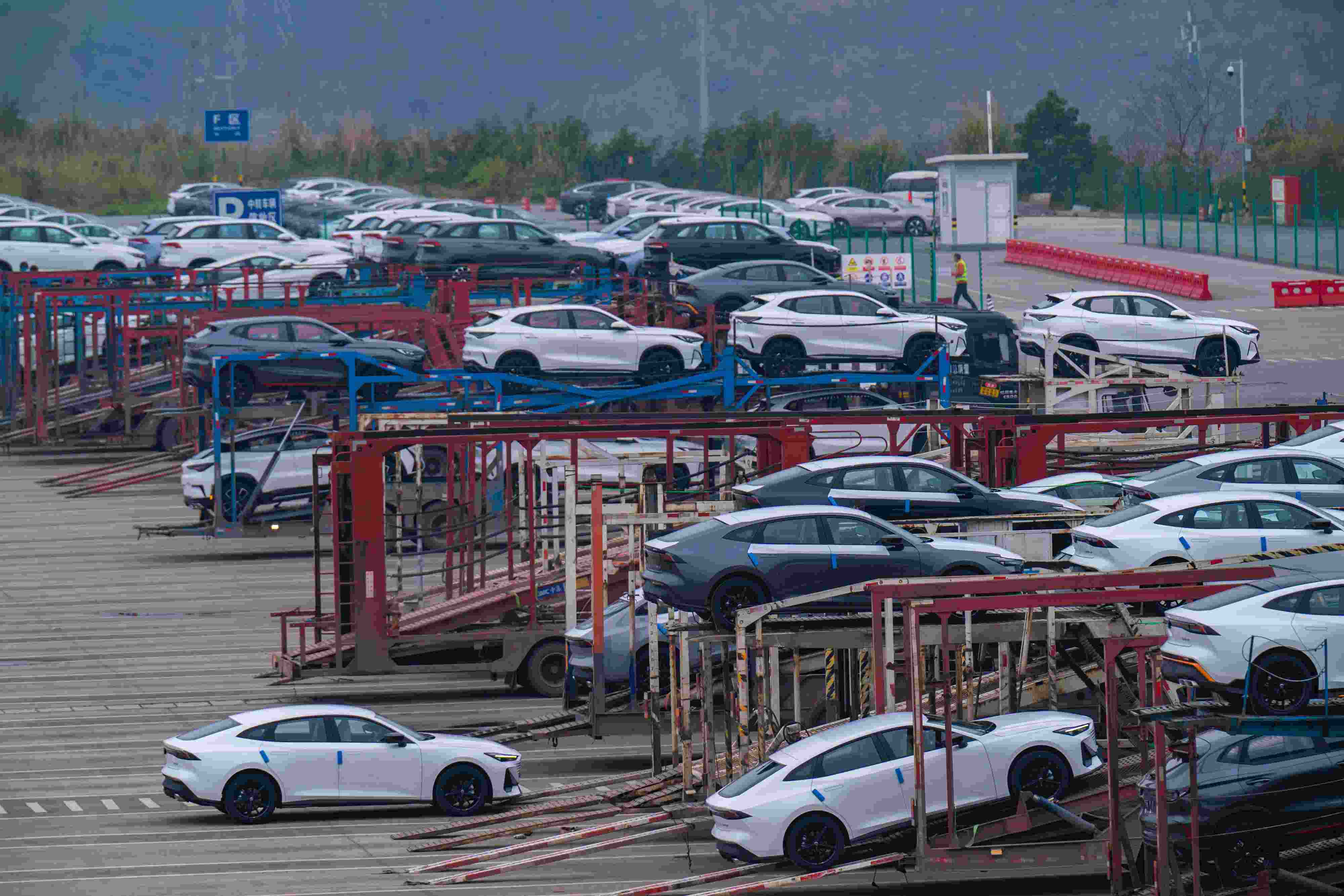 2024年2月25日，重慶江北區(qū)某汽車整車分撥中心，一排排汽車整裝待發(fā)。