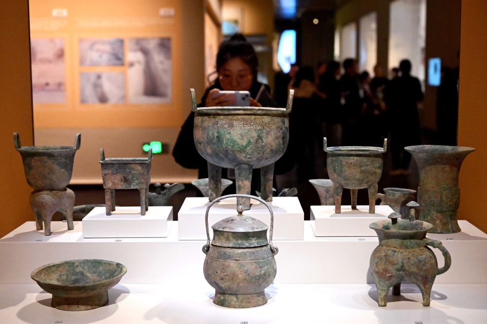 2月26日，參觀者在河南安陽殷墟博物館新館內(nèi)拍攝展品。