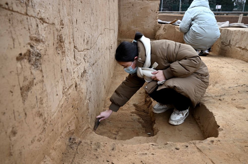 工作人員在殷墟王陵遺址進行發(fā)掘作業(yè)（2月24日攝）。