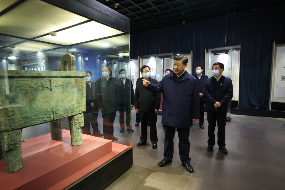 2022年10月28日下午，習(xí)近平在安陽市殷墟博物館考察。新華社記者 鞠鵬 攝