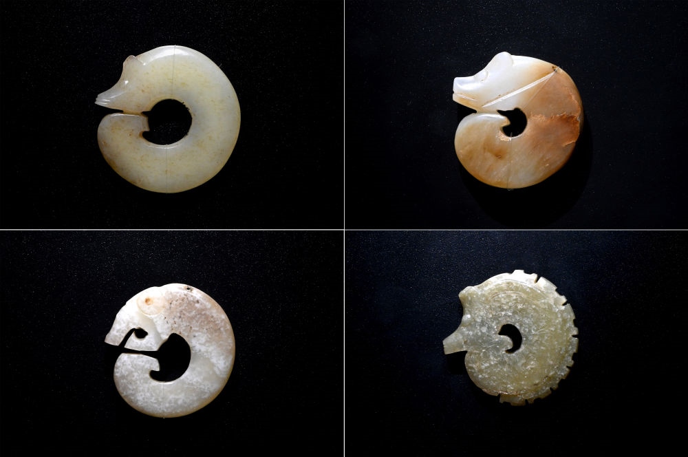 這是在殷墟博物館新館內(nèi)展出的龍形玉玦（拼版照片，1月9日攝）