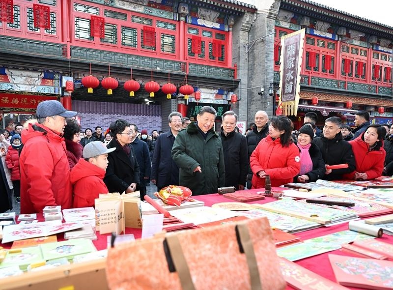△2024年2月1日，習(xí)近平總書記在天津古文化街考察時(shí)，同店鋪員工和現(xiàn)場群眾互動(dòng)交流。