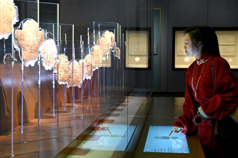 2月26日，參觀者在河南安陽殷墟博物館新館內(nèi)觀看展出的刻辭卜甲。